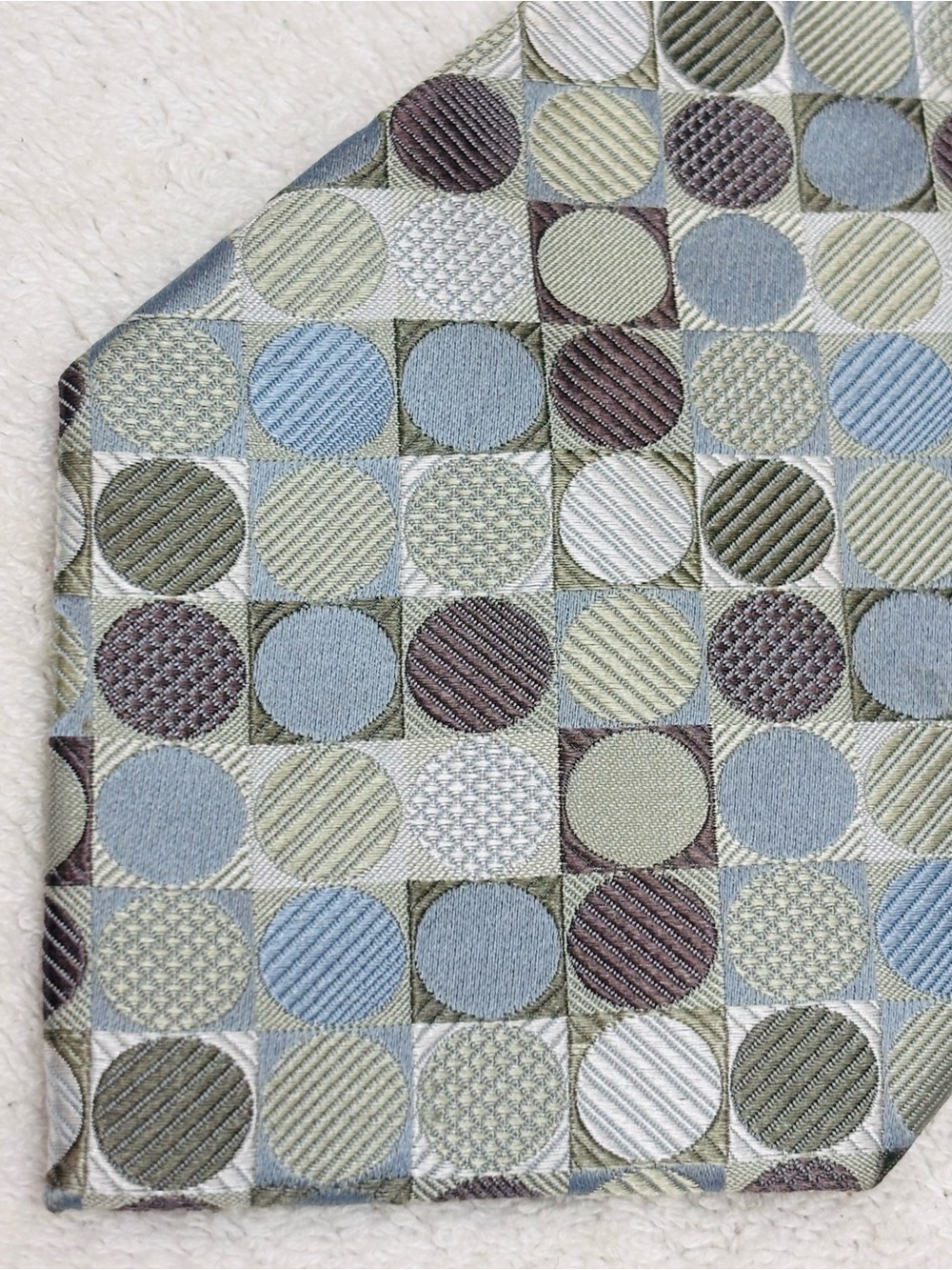 Brand New Stylish Tie By Geoffrey Beene - Tie Is 3 3/4 Inches Wide